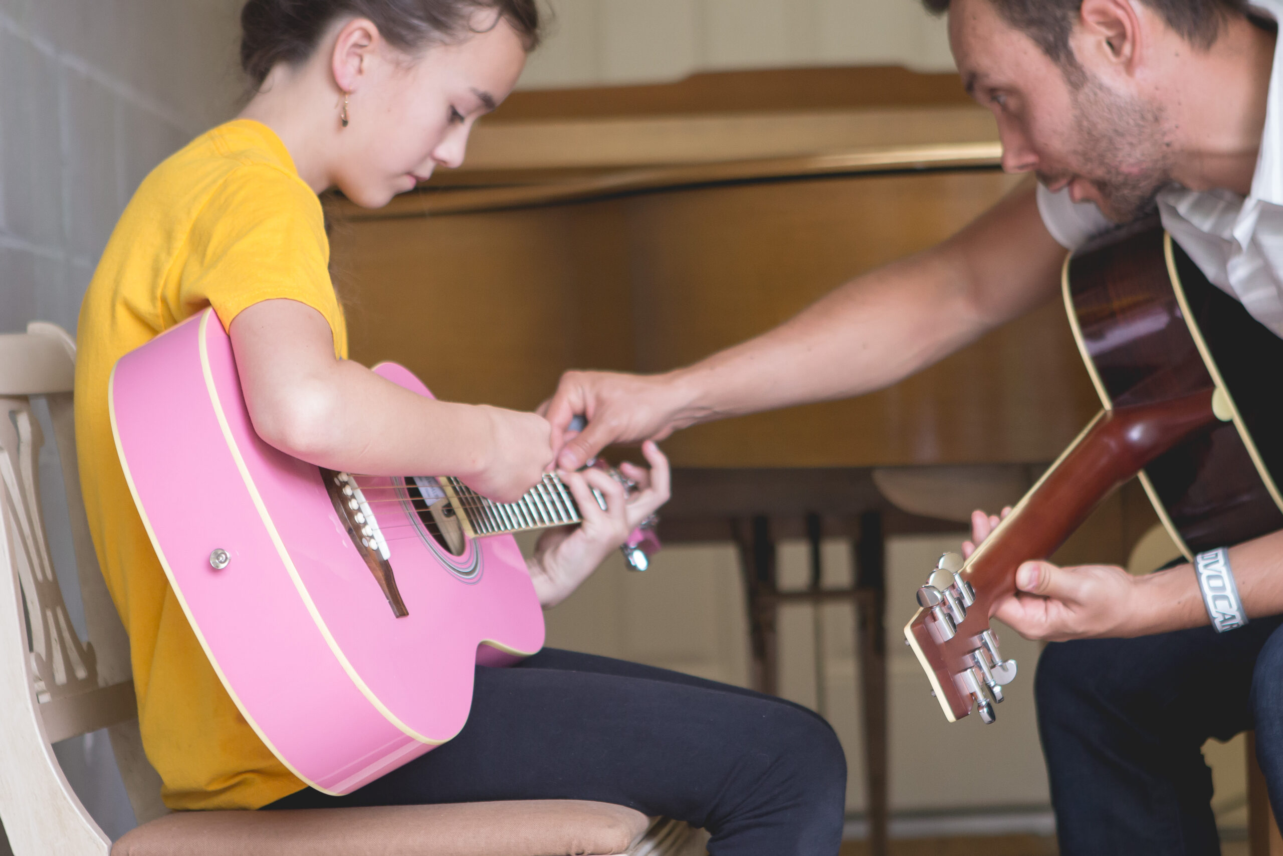 Adult Guitar Lessons London – Learn Guitar at Any Age with Riffmasters
