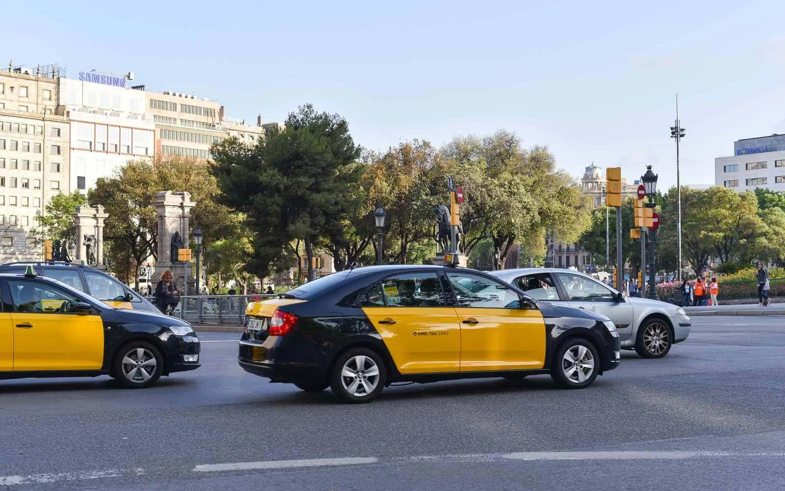 Reliable Taxi Service in Weybridge | Airport Taxis Weybridge