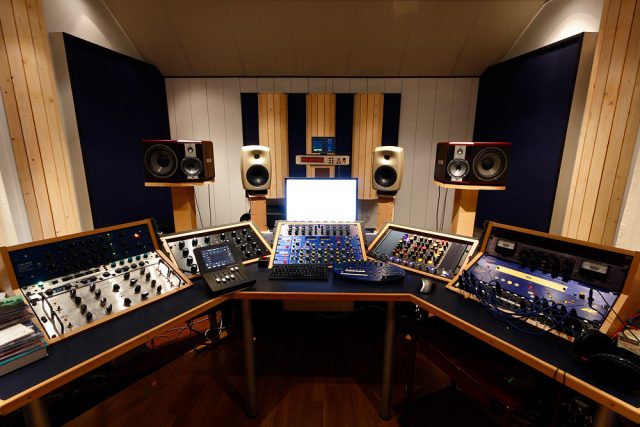Online Mastering by Experts with Industry Experience